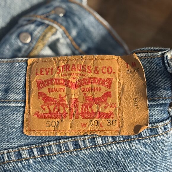 Levi’s 501 Original Fit Button Fly Straight Leg Jeans 30x30 in EUC! - Picture 1 of 5